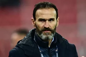 Παρουσιάζει τον Νταμπίζα