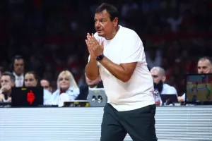 Αποβλήθηκε ο Αταμάν: Έξαλλος ο Τούρκος για υβριστικά συνθήματα στον Σλούκα