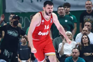 Μπρέικ του Ολυμπιακού σε χαοτικό ντέρμπι στο ΟΑΚΑ