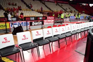 Γέμισε... ελληνικές σημαίες πίσω από τον πάγκο του Παναθηναϊκού!