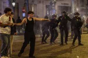 Χάος στο Παρίσι με καμένα αυτοκίνητα και πάνω από 400 συλλήψεις