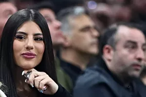 Παρούσα... η Δέσποινα!