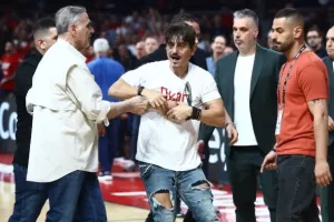 Στον αθλητικό δικαστή Γιαννακόπουλος, Αταμάν, Σλούκας, Παπαπέτρου, Λεσόρ, Σερέλης και Κοντός