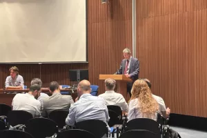 Ήταν...σύντομη η συνάντηση στο Υπουργείο Οικονομικών (Φώτος Kerkida)