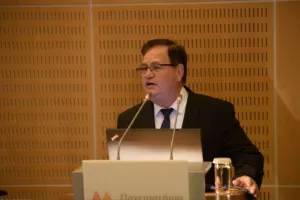 Παραιτήθηκε ο πρόεδρος της Επιτροπής Δεοντολογίας 
