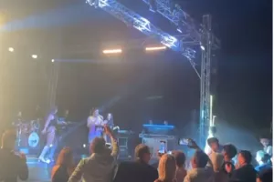 (Φώτος) Λαμπερός γάμος στην Αρένα