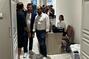 Προσεγγίζει Βαρωσιώτες επιχειρηματίες 