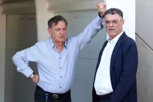 Ανοίγει τα χαρτιά του, εσωτερικά