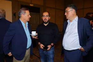 Παλεύουν...