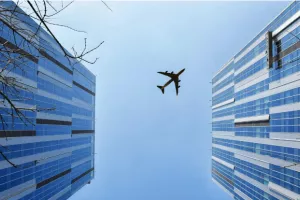 Αεροσυνοδός βρέθηκε γυμνός να χορεύει στις τουαλέτες του αεροπλάνου
