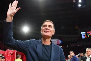 “Μπαρτζώκα ψυχάρα, Ολυμπιακάρα”, αποθέωση στο ΣΕΦ για τον προπονητή των ερυθρόλευκων