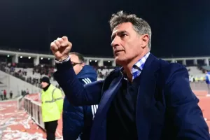 Ολυμπιακός: Ο Μίτσελ φωτογραφήθηκε με τη φανέλα των 100 χρόνων