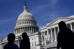 Πέρασε από τη Γερουσία μετά από ψηφοφορία – θρίλερ το φορολογικό νομοσχέδιο Τραμπ