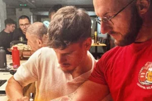 Ποζάρει με σημαία της Λίβερπουλ και δεν κρατιέται να βρεθεί στο Άνφιλντ