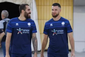 Ρομπέρζ για τον αδερφό... Χάμπο!