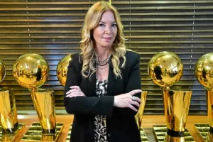 Επιβεβαίωσε την πώληση των Λέικερς η Μπας