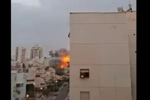 Η στιγμή που ιρανικός βαλλιστικός πύραυλος χτυπά πολυκατοικία 