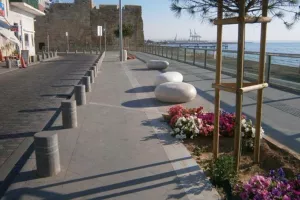 Απαίτησαν να τους δώσει χρήματα, αρνήθηκε και τον έκαναν «μαύρο στο ξύλο»