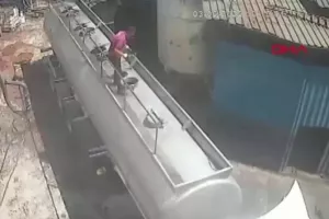 Τουρκία: Άνοιξε βυτιοφόρο με τσιγάρο στο στόμα-Εκσφενδονίστηκε μέτρα μακριά από την έκρηξη