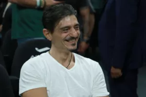 Ο Γιαννακόπουλος φωτογράφισε τριετή επέκταση συμβολαίου του Γκραντ: “Εσύ κι αν δεν πας πουθενά”