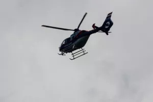 Συναγερμός στη Βουλιαγμένη: Έπεσε ελικόπτερο εντός της Μαρίνας - Σώοι όλοι οι επιβαίνοντες