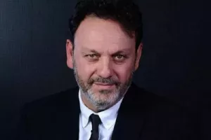 Υπό κράτηση για ενδοοικογενειακή βία ο τραγουδιστής Στάθης Αγγελόπουλος