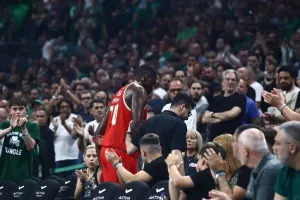 Όλο το ΟΑΚΑ χειροκρότησε τον τραυματία Φαλ