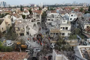 Άνθρωποι παγιδευμένοι στα ερείπια