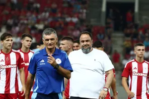 Τρέχουν τα μεταγραφικά στο λιμάνι του Πειραιά