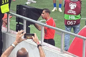 Κλήθηκε στο VAR για κόκκινη στον Μολ αλλά διαφώνησε!