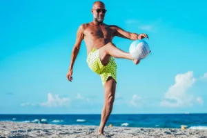 Βουτιές και μπαλίτσα στην άμμο με Γκουαρδιόλα και τους παίκτες 