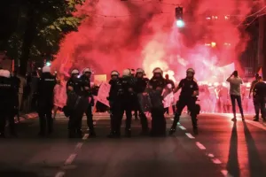 Σερβία: «Χάος» στο Βελιγράδι με 140.000 διαδηλωτές να απαιτούν πρόωρες εκλογές
