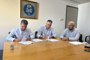 Υπογραφή Πρώτης Συλλογικής Σύμβασης μεταξύ ΣΕΚ και ΑΠΕΚ