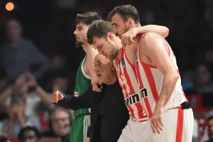 Βεζένκοφ: Χτύπησε στον αστράγαλο και αποχώρησε υποβασταζόμενος