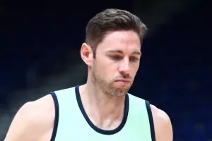 Τέλος από την Αρμάνι Μιλάνο ο Κοζέρ