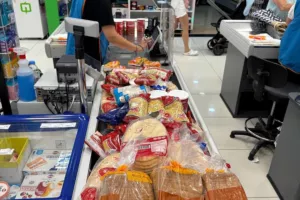 Στο πλευρό των πυρόπληκτων η Freedom24 Krasava ENY με είδη πρώτης ανάγκης