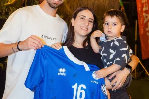 Με υπογεγραμμένη φανέλα του Francesco Totti στα γενέθλια του Divinity (Φώτος)