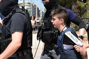 Στις φυλακές Κορυδαλλού η Ειρήνη Μουρτζούκου - Εικόνες από τη μεταγωγή της