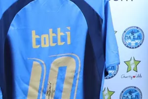 Με υπογεγραμμένη φανέλα του Francesco Totti στα γενέθλια του Divinity (Φώτος)