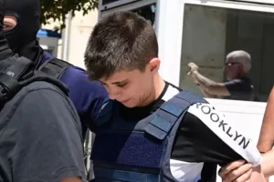 Στις φυλακές Κορυδαλλού η Ειρήνη Μουρτζούκου - Εικόνες από τη μεταγωγή της