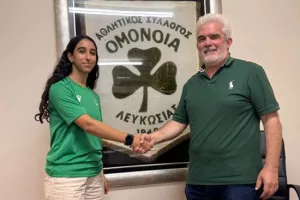 Πρώτο επαγγελματικό συμβόλαιο με Ομόνοια