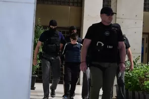 Στις φυλακές Κορυδαλλού η Ειρήνη Μουρτζούκου - Εικόνες από τη μεταγωγή της