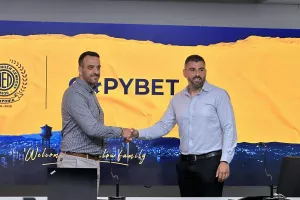 (Φώτος) «Η συνεργασία της ΑΕΛ με την CopyBet αντανακλά τη δυναμική του σωματείου» 