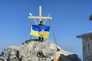 Το λάβαρο του ΑΠΟΕΛ στην κορυφή του Άθωνα