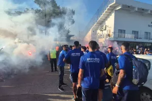 (Βίντεο-Φώτος Kerkida) Υποδέχθηκαν την αποστολή με pyroshow οι Ανορθωσιάτες