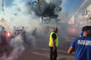 (Βίντεο-Φώτος Kerkida) Υποδέχθηκαν την αποστολή με pyroshow οι Ανορθωσιάτες