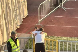 Αγκαλιές και χαμόγελα
