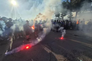 (Βίντεο-Φώτος Kerkida) Υποδέχθηκαν την αποστολή με pyroshow οι Ανορθωσιάτες