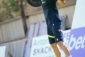 Παρακολουθεί...ο Ιταλός