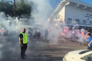 (Βίντεο-Φώτος Kerkida) Υποδέχθηκαν την αποστολή με pyroshow οι Ανορθωσιάτες